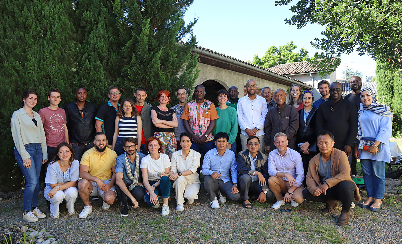 Photo de groupe de l'équipe Agrisud International lors du séminaire en juillet 2024 à Libourne